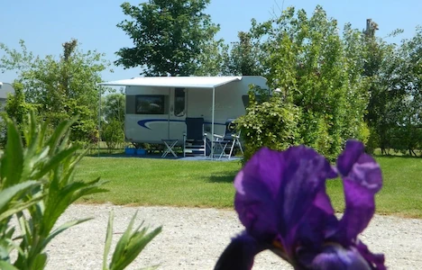 emplacement de caravane au camping somme